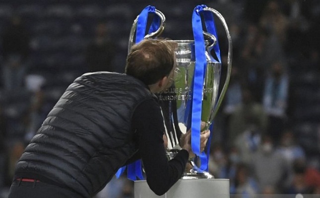 Manajer Chelsea Thomas Tuchel mencium trofi Liga Champions seusai menerima pengalungan medali sebagai juara